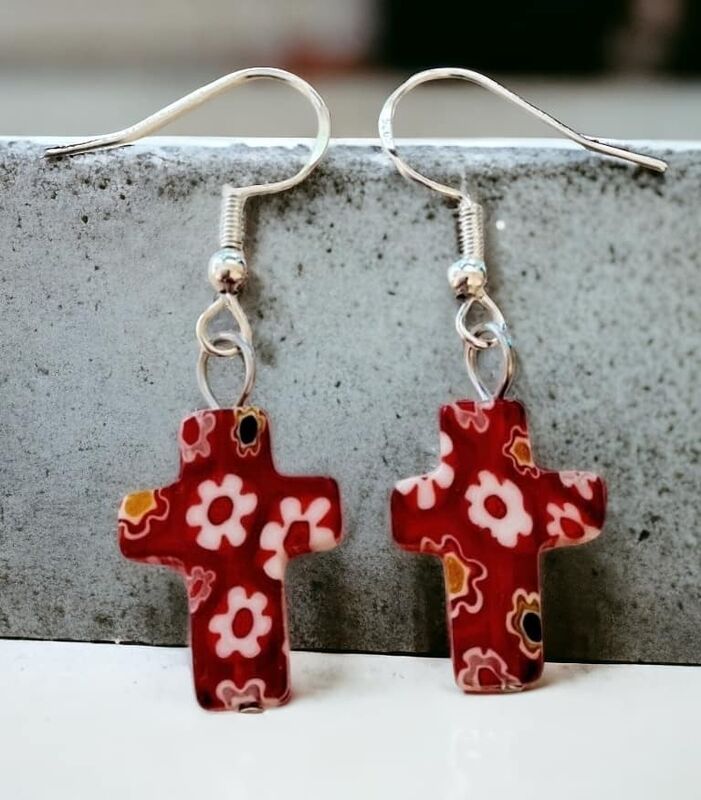 Millefiori-lasitekniikka, tuhansien kukkien kauneus. Punainen hopeakoukuin