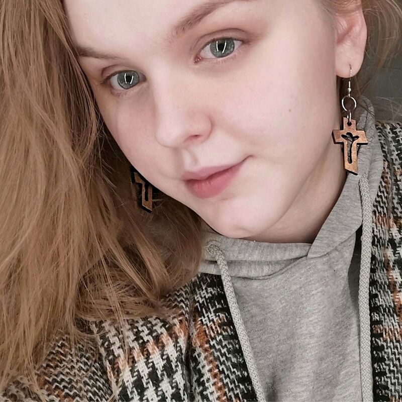 Puukrusifiksi korvakorut