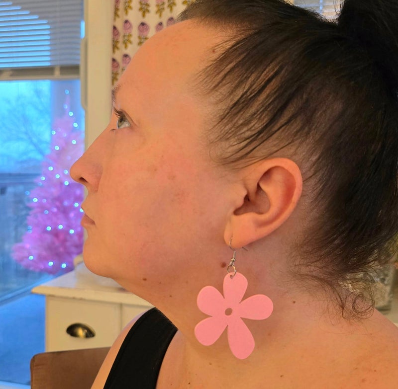 Vaaleanpunaiset unikko puukorvakorut mallin yll&auml;