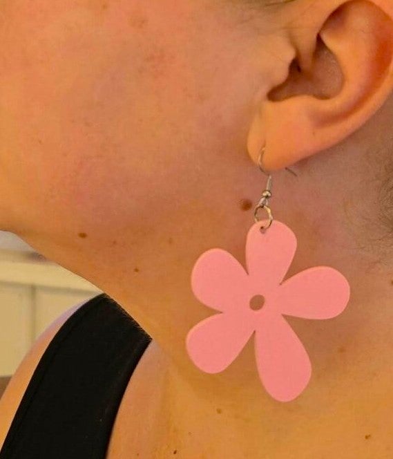 Vaaleanpunaiset unikko puukorvakorut mallin yll&auml;