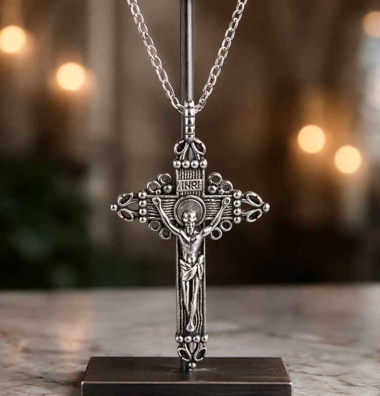 Antiikkihopea krusifiksi