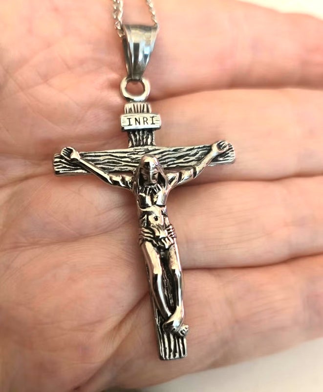 Krusifiksi ter&auml;skaulakoru 5cm k&auml;dess&auml;