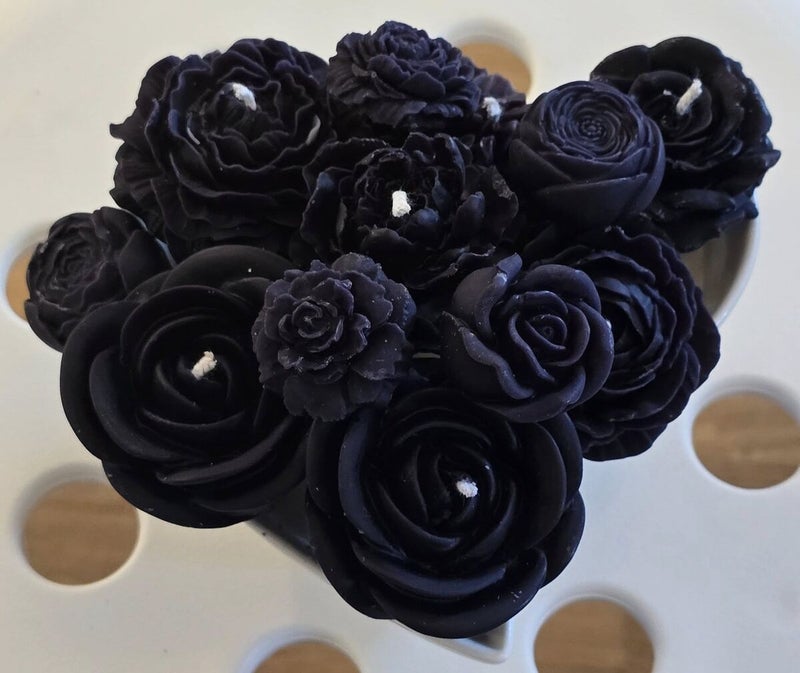 Valkea rauha &ndash; musta kynttil&auml;asetelma kuva 2