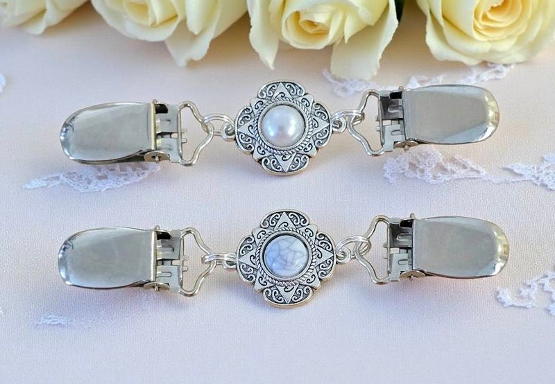 Valkoiset neuleklipsut