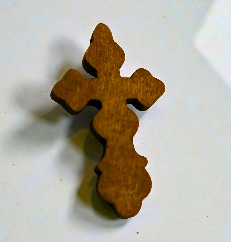 4cm, ruskea puuristi muotoiltu