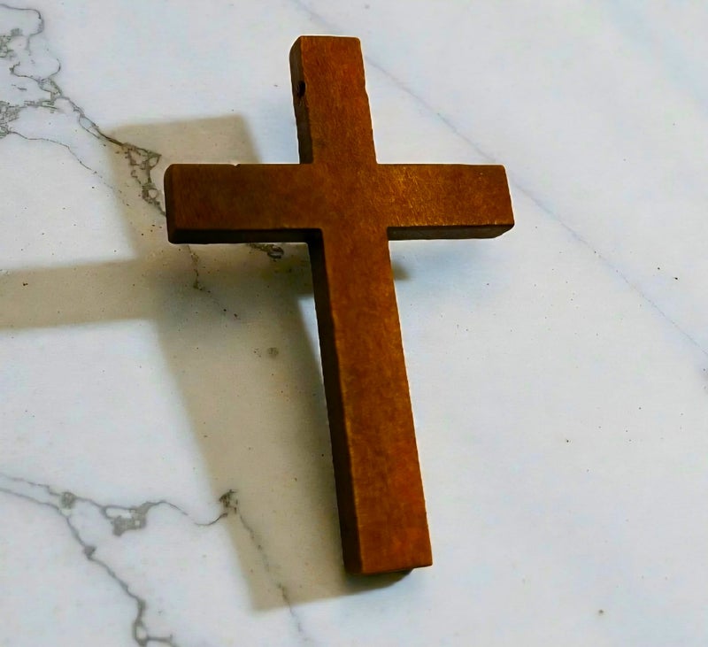 4,5cm, tummanruskea puuristi reik&auml; sivuttain ylh&auml;&auml;ll&auml;