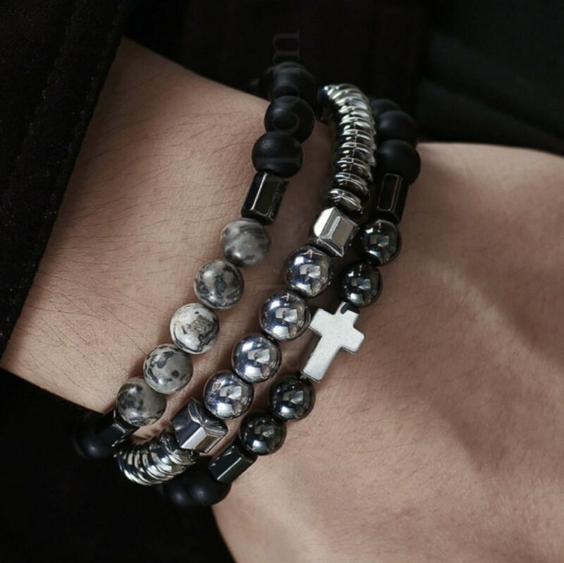 Tyylik&auml;s ja maskuliininen miehen tripla ristirannekoru