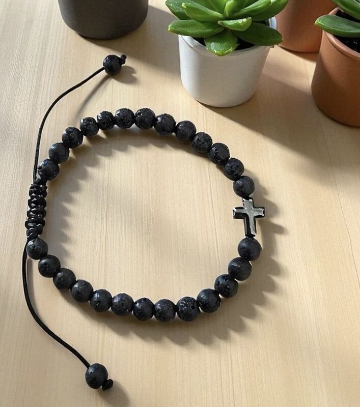 S&auml;&auml;dett&auml;v&auml; musta ristirannekoru rukousnauha