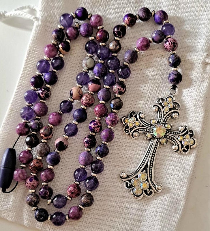 Kivihelmet 8mm lilat (afrikanturkoosi) ja 6cm strassiristi