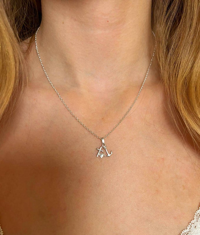 Usko-toivo-rakkaus hopeakaulakoru l&auml;hikuva